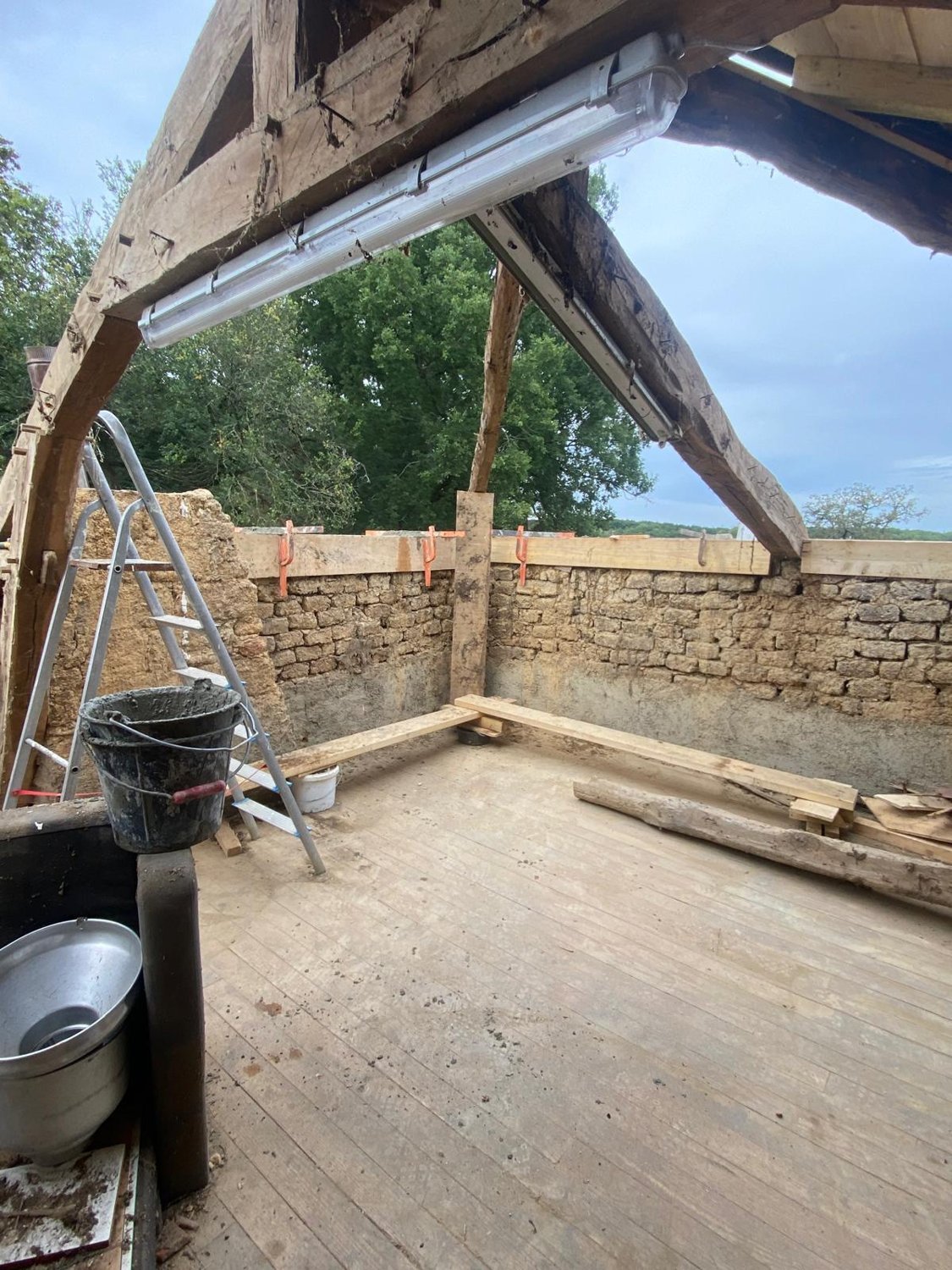 Travail de charpente dans un bâtiment ancien